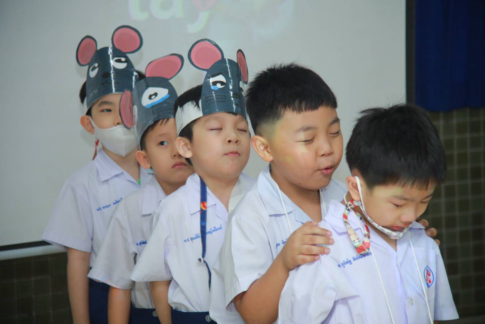 Young children wearing Jerry mouse hats during a session